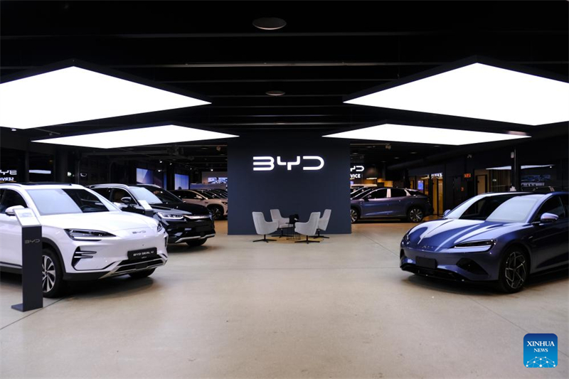 Η φωτογραφία που τραβήχτηκε στις 2 Ιανουαρίου 2026 δείχνει μια αντιπροσωπεία της κινεζικής αυτοκινητοβιομηχανίας BYD στο Όσλο, την πρωτεύουσα της Νορβηγίας. (Φωτογραφία / Xinhua)