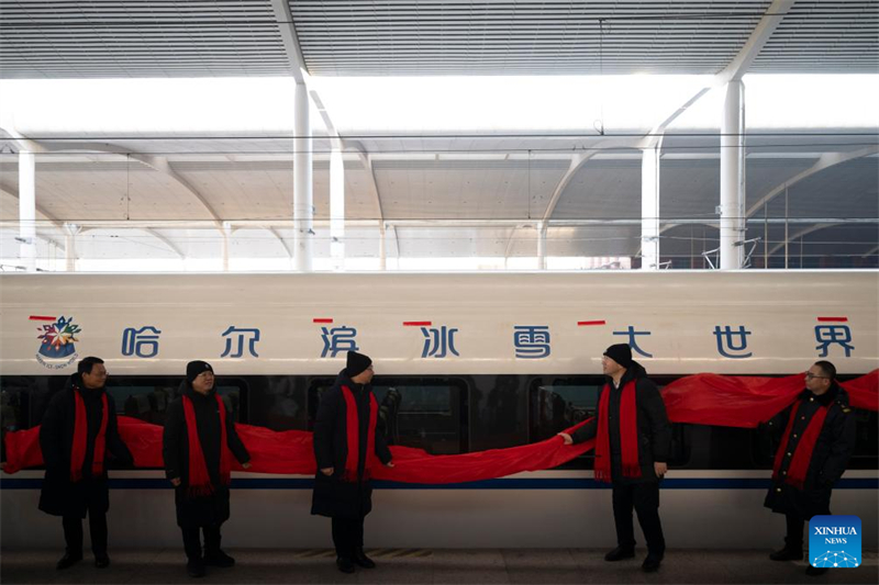 Το πρώτο τρένο υψηλής ταχύτητας με θέμα τον Κόσμο Πάγου και Χιονιού της πόλης Χαρμπίν ξεκινά τη λειτουργία του