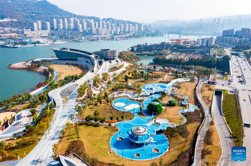 Η αεροφωτογραφία που τραβήχτηκε στις 25 Δεκεμβρίου του 2025 δείχνει μια θέα ενός πάρκου στις όχθες του ποταμού στον Δήμο Τσονγτσίνγκ, στις 7 Ιανουαρίου του 2026. (Φωτογραφία / Xinhua)