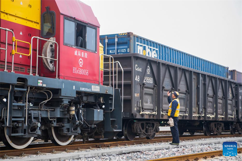 Σιδηροδρομική -θαλάσσια διατροπική εμπορευματική αμαξοστοιχία φορτωμένη με NEV αναχωρεί από τον Δήμο Τσονγτσίνγκ