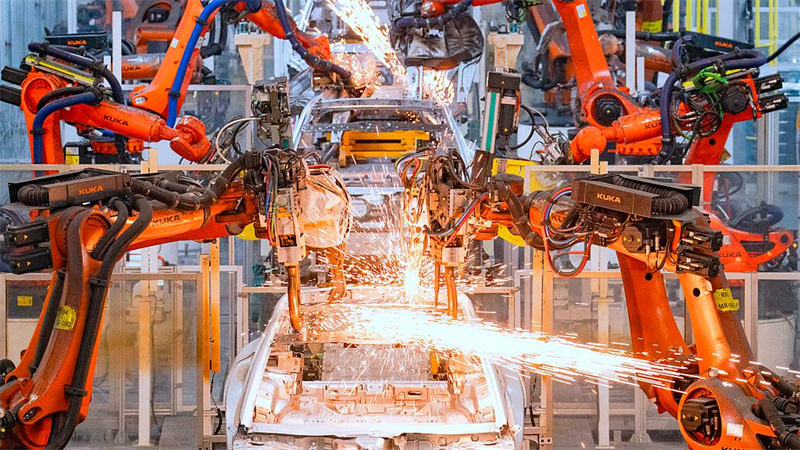 Ρομποτικοί βραχίονες εκτελούν εργασίες συγκόλλησης σε εργοστάσιο κατασκευής νέων ενεργειακών οχημάτων στο Πεκίνο της Κίνας, 12 Δεκεμβρίου 2025.