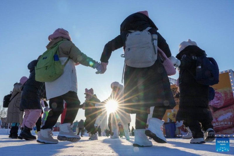 Ο παγωμένος ποταμός Σονγκχουά στην Χαρμπίν προσελκύει πλήθη ανθρώπων για να διασκεδάσουν με θέμα τον πάγο και το χιόνι
