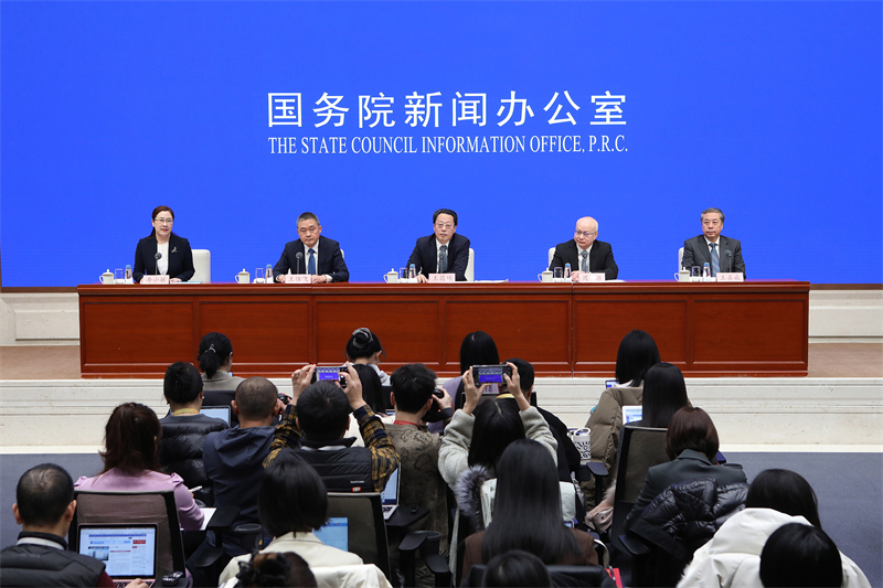 Η Κίνα έχει επιτύχει τους κύριους στόχους οικονομικής και κοινωνικής ανάπτυξης για το 2025, με την ανάπτυξη να παραμένει σταθερή, την ανθεκτικότητα να ενισχύεται και τις πολιτικές να αποφέρουν μεγαλύτερα οφέλη στα νοικοκυριά, δήλωσε την Τρίτη ανώτερος οικονομικός σύμβουλος.  Ο Γουάνγκ Τσανγκλίν, αναπληρωτής επικεφαλής της Εθνικής Επιτροπής Ανάπτυξης και Μεταρρυθμίσεων (NDRC), δήλωσε σε ενημέρωση του Κρατικού Συμβουλίου ότι οι κινεζικές αρχές θα διερευνήσουν και θα παρουσιάσουν ένα σχέδιο δράσης για την περίοδο 2026-2030 για την επέκταση της εγχώριας ζήτησης. Είπε ότι η Κίνα θα εντείνει επίσης την υποστήριξη της καινοτομίας μέσω μέτρων όπως η αξιοποίηση ενός εθνικού ταμείου καθοδήγησης επιχειρηματικών κεφαλαίων, η μελέτη της δημιουργίας ενός ταμείου συγχωνεύσεων και εξαγορών σε κρατικό επίπεδο και η βελτίωση της ανάπτυξης των κυβερνητικών επενδυτικών κεφαλαίων.  Κοιτάζοντας μπροστά, ο αξιωματούχος της NDRC, Τζόου Τσεν, δήλωσε ότι η οικονομική δομή της Κίνας θα συνεχίσει να βελτιώνεται το 2026, με τους παράγοντες ανάπτυξης να στρέφονται ολοένα και περισσότερο προς την καινοτομία. Η προστιθέμενη αξία της ψηφιακής οικονομίας αναμένεται να φτάσει περίπου τα 49 τρισεκατομμύρια γιουάν (7 τρισεκατομμύρια δολάρια) το 2025, αντιπροσωπεύοντας περίπου το 35% του ΑΕΠ της χώρας, ενώ οι νέες τεχνολογίες και τα έργα υψηλής τεχνολογίας κερδίζουν δυναμική. Η Κίνα έχει επί του παρόντος 24 clusters καινοτομίας που κατατάσσονται μεταξύ των 100 κορυφαίων στον κόσμο, τα υψηλότερα παγκοσμίως για τρίτη συνεχόμενη χρονιά.  Οι πολιτικές που προωθούν τις αναβαθμίσεις εξοπλισμού και τις προωθήσεις συναλλαγών καταναλωτικών αγαθών έχουν επίσης αποφέρει ισχυρά αποτελέσματα. Το 2025, κεφάλαια από εξαιρετικά μακροπρόθεσμα ειδικά ομόλογα του Δημοσίου υποστήριξαν περίπου 8.400 έργα, οδηγώντας σε συνολικές επενδύσεις άνω του 1 τρισεκατομμυρίου γιουάν, δήλωσε ο αξιωματούχος της NDRC, Γουάνγκ Σαντσένγκ.  Για το 2026, οι αρχές έχουν επεκτείνει το πεδίο εφαρμογής του προγράμματος και έχουν διαθέσει αρχικά 62,5 δισεκατομμύρια γιουάν για την υποστήριξη εθνικών προγραμμάτων εμπορίου, με ενοποιημένα πρότυπα επιδοτήσεων για οχήματα, επιλεγμένες οικιακές συσκευές και ψηφιακά και έξυπνα προϊόντα.