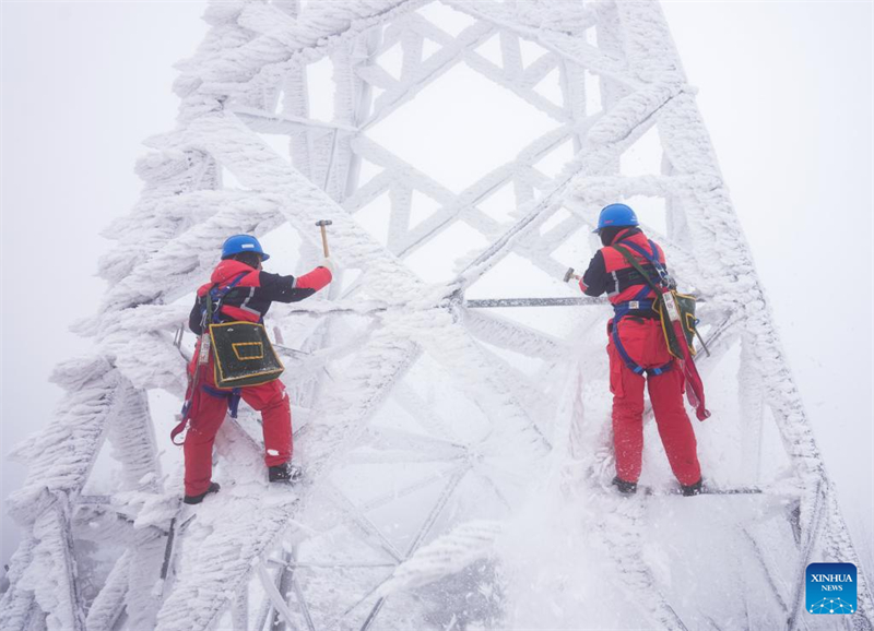 Εργάτες απομακρύνουν τον πάγο απο έναν πύργο ηλεκτρικής ενέργειας στην κομητεία Χεφένγκ της επαρχίας Χουμπέι, στις 21 Ιανουαρίου του 2026. (Φωτογραφία / Xinhua)