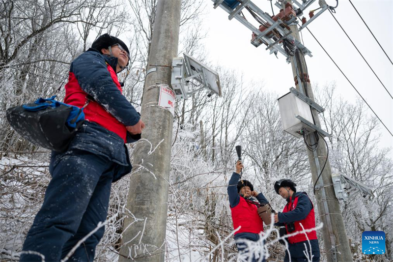Το προσωπικό συντήρησης ηλεκτρικής ενέργειας εξασφαλίζει τη σταθερότητα του δικτύου ηλεκτρικής ενέργειας εν μέσω έντονου παγετού