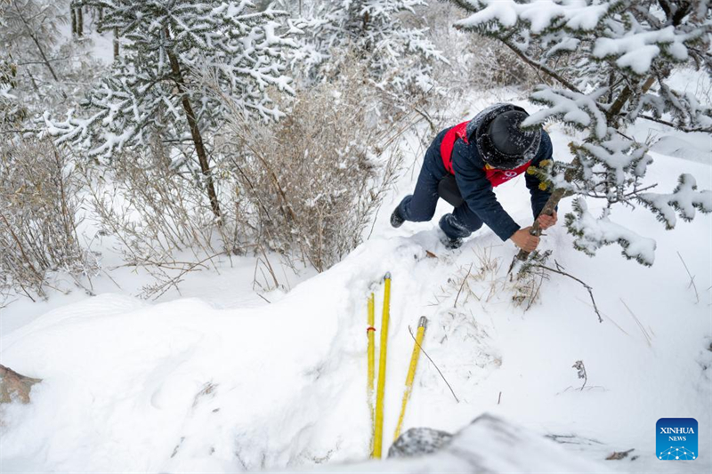 Το προσωπικό συντήρησης ηλεκτρικής ενέργειας εξασφαλίζει τη σταθερότητα του δικτύου ηλεκτρικής ενέργειας εν μέσω έντονου παγετού