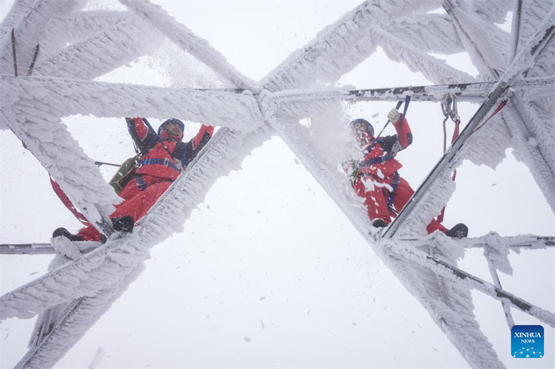 Το προσωπικό συντήρησης ηλεκτρικής ενέργειας εξασφαλίζει τη σταθερότητα του δικτύου ηλεκτρικής ενέργειας εν μέσω έντονου παγετού