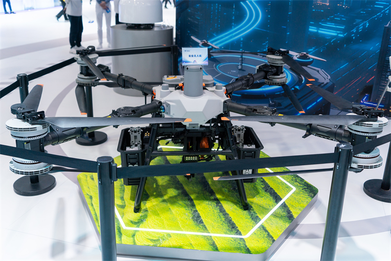 Ένα μεγάλο γεωργικό drone εκτίθεται στο Συνέδριο Οικοσυστήματος Τεχνολογίας Ψηφιακής Νοημοσύνης 2025 στο Γκουανγκτζόου, στην επαρχία Γκουανγκντόνγκ της νότιας Κίνας, στις 5 Δεκεμβρίου 2025.