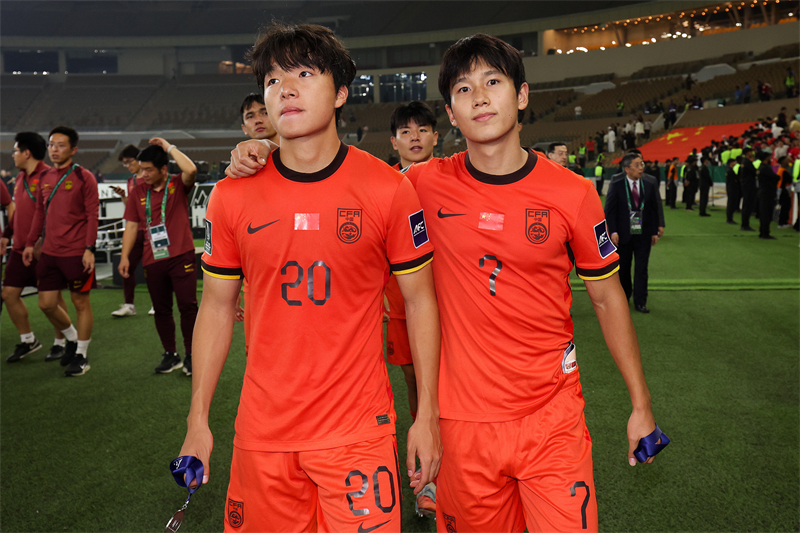 Οι Λι Τζεντσουάν (#20) και Σιάνγκ Γιουγουάνγκ (#7) αποχωρούν από το γήπεδο μετά την ήττα της Κίνας με 4-0 από την Ιαπωνία στον τελικό του Κυπέλλου Ασίας AFC Under-23 στην Τζέντα της Σαουδικής Αραβίας, στις 24 Ιανουαρίου 2026.