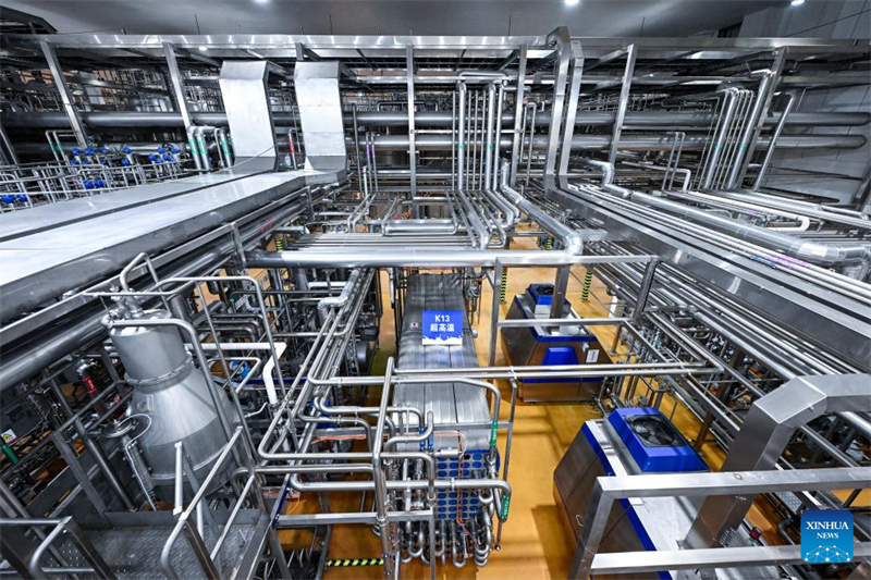 Αυτή η φωτογραφία, που τραβήχτηκε στις 27 Ιανουαρίου του 2026, δείχνει μια γραμμή παραγωγής άμεσης αποστείρωσης σε εξαιρετικά υψηλή θερμοκρασία σε ένα εργαστήριο της εταιρείας Γιλί (Yili) στην πόλη Γουτζόνγκ της Αυτόνομης Περιοχής των Χουέι της επαρχίας Νινγκσιά. (Φωτογραφία / Xinhua)