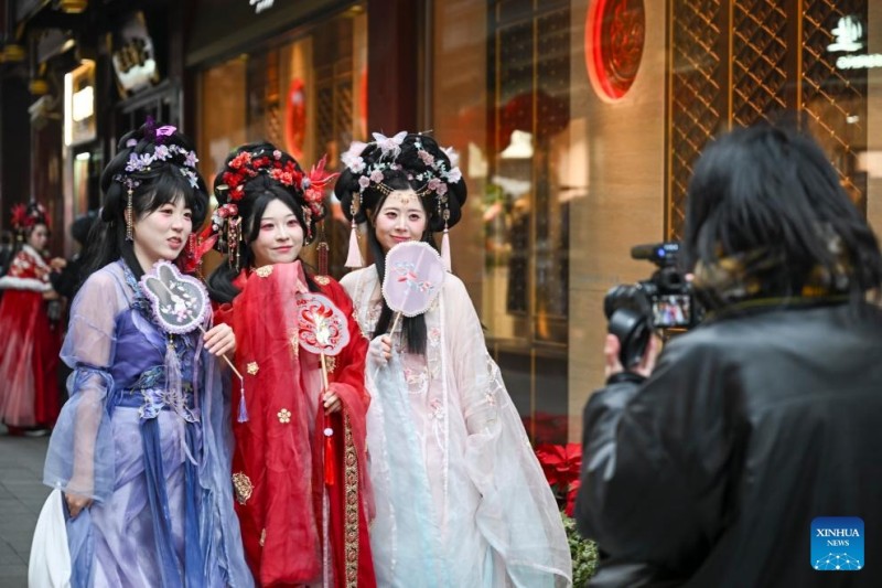 Τουρίστριες απο τη Νότια Κορέα, ντυμένες με ρούχα Χανφού, μια παραδοσιακή κινεζική ενδυμασία, ποζάρουν για φωτογραφίες στον Κήπο Γιουγιουάν στη Σαγκάη, στην ανατολική Κίνα, 6 Ιανουαρίου του 2026. (Xinhua/Chen Haoming)