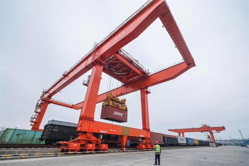 Τα εμπορευματικά τρένα Κίνας-Ευρώπης μεταφέρουν ευρωπαϊκά προϊόντα για το Φεστιβάλ της Άνοιξης στην πόλη Γιγού