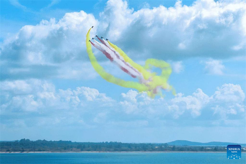 Η ακροβατική ομάδα του Κινεζικού Λαϊκού Απελευθερωτικού Στρατού πραγματοποιεί πτήση επικύρωσης ενόψει της Αεροπορικής Επίδειξης της Σιγκαπούρης