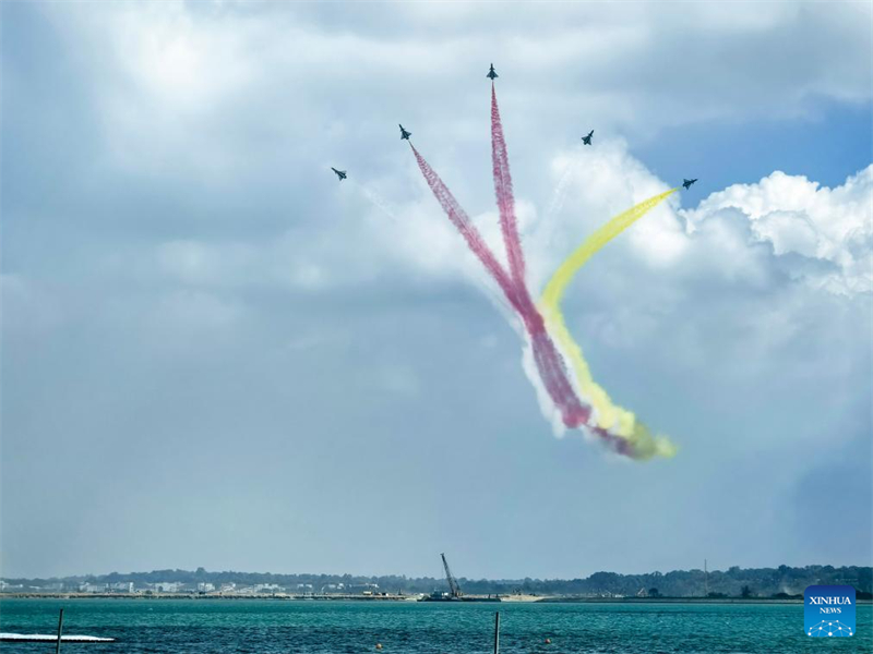 Η ακροβατική ομάδα του Κινεζικού Λαϊκού Απελευθερωτικού Στρατού πραγματοποιεί πτήση επικύρωσης ενόψει της Αεροπορικής Επίδειξης της Σιγκαπούρης