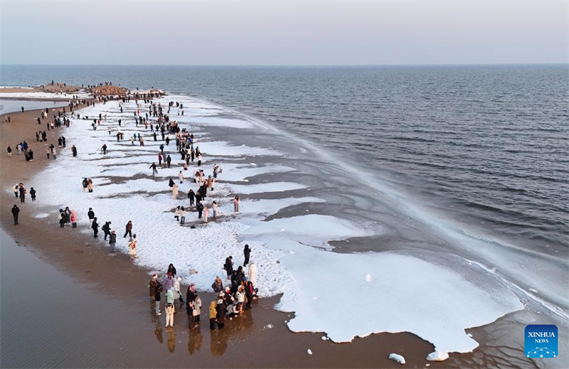 Τουρίστες επισκέπτονται παραλία καλυμμένη με θαλάσσιο πάγο