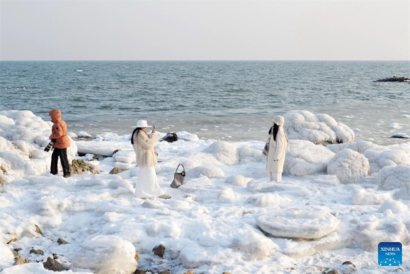 Τουρίστες επισκέπτονται παραλία καλυμμένη με θαλάσσιο πάγο
