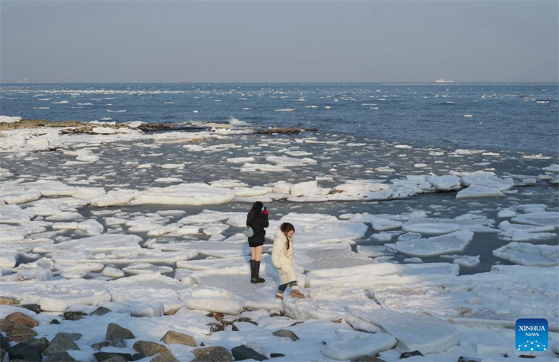 Τουρίστες επισκέπτονται παραλία καλυμμένη με θαλάσσιο πάγο