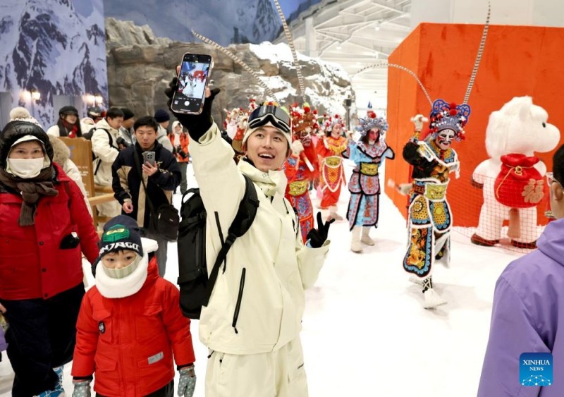 Οι άνθρωποι απολαμβάνουν τον χρόνο τους σε έναν εσωτερικό χώρο στον κόσμο πάγου και χιονιού στη Σαγκάη