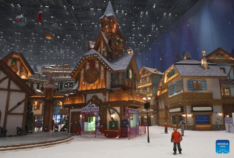 Οι άνθρωποι απολαμβάνουν τον χρόνο τους σε έναν εσωτερικό χώρο στον κόσμο πάγου και χιονιού στη Σαγκάη