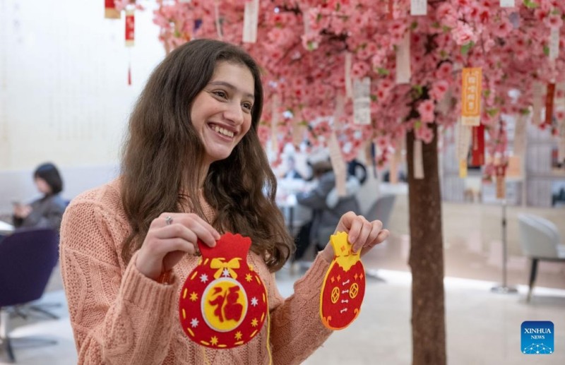 Ξένοι φοιτητές απολαμβάνουν την εορταστική ατμόσφαιρα του Κινέζικου Νέου Έτους στη πόλη Τσονγκτσίνγκ