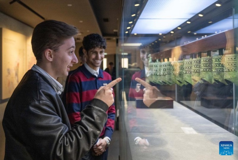 Ξένοι φοιτητές απολαμβάνουν την εορταστική ατμόσφαιρα του Κινέζικου Νέου Έτους στη πόλη Τσονγκτσίνγκ