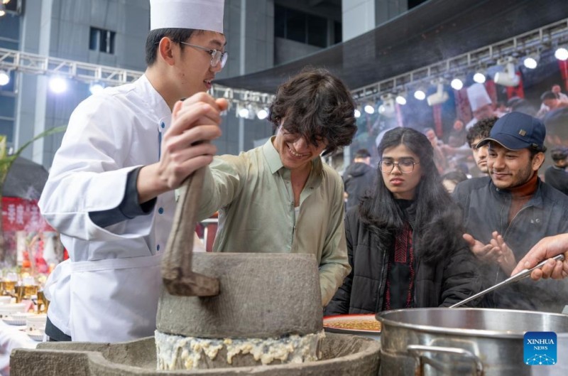 Ξένοι φοιτητές απολαμβάνουν την εορταστική ατμόσφαιρα του Κινέζικου Νέου Έτους στη πόλη Τσονγκτσίνγκ