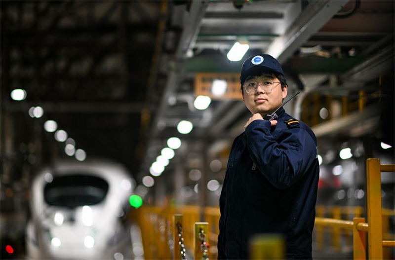 Ο Li Qiwei εργάζεται σε ένα συνεργείο συντήρησης ηλεκτρικών συρμών (EMU) στον Δήμο Τιαντζίν, στις 2 Φεβρουαρίου του 2026. (Φωτογραφία / Xinhua)