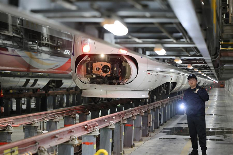 Τεχνικός συντήρησης τρένων υψηλής ταχύτητας διασφαλίζει την ομαλή διεξαγωγή των μετακινήσεων κατά τη διάρκεια της εορταστικής περιόδου του Φεστιβάλ της Άνοιξης