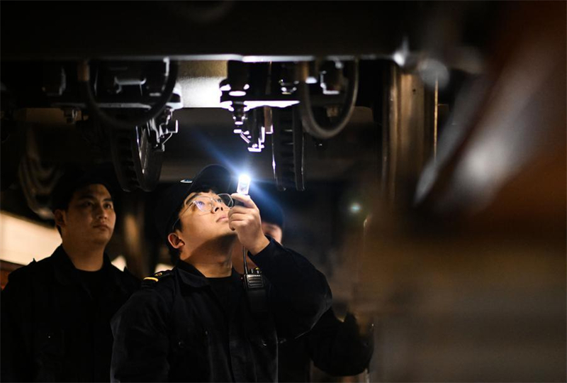 Τεχνικός συντήρησης τρένων υψηλής ταχύτητας διασφαλίζει την ομαλή διεξαγωγή των μετακινήσεων κατά τη διάρκεια της εορταστικής περιόδου του Φεστιβάλ της Άνοιξης