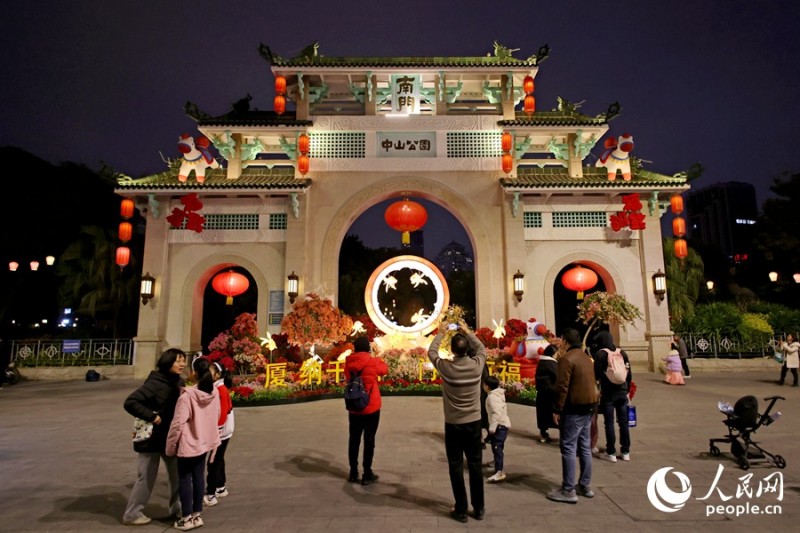 Σιαμέν: Εορταστικές διακοσμήσεις προαναγγέλλουν το Έτος του Αλόγου στην πόλη