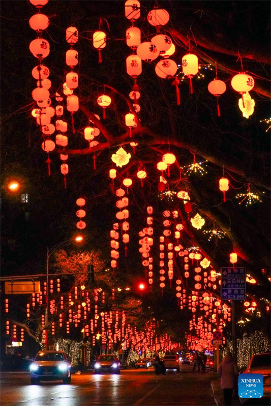 Φαναράκια είναι κρεμασμένα για τον εορτασμό του επερχόμενου Φεστιβάλ της Άνοιξης στο Πεκίνο