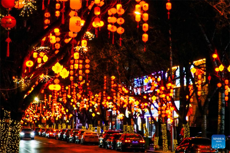 Φαναράκια είναι κρεμασμένα για τον εορτασμό του επερχόμενου Φεστιβάλ της Άνοιξης στο Πεκίνο