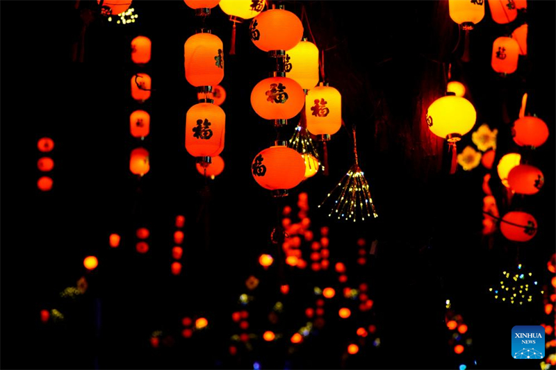 Φαναράκια είναι κρεμασμένα για τον εορτασμό του επερχόμενου Φεστιβάλ της Άνοιξης στο Πεκίνο