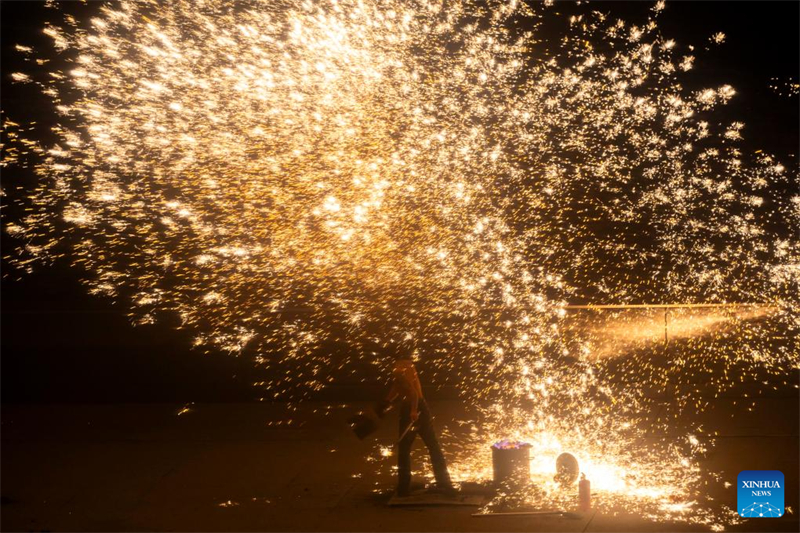 Παράσταση πυροτεχνημάτων λιωμένου σιδήρου στη Σαγκάη