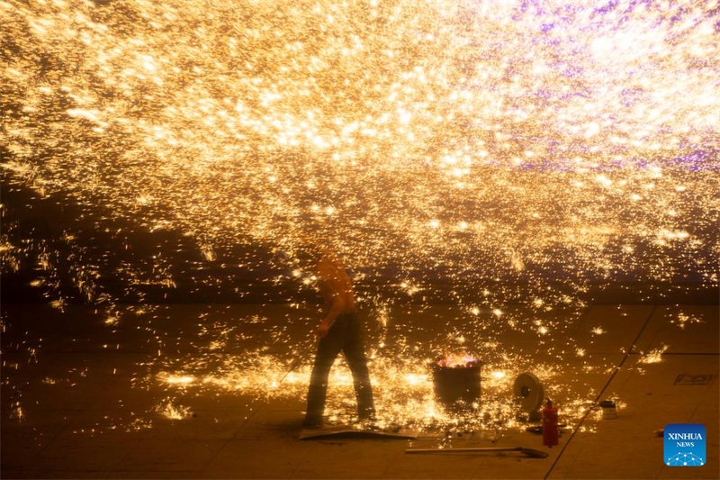 Παράσταση πυροτεχνημάτων λιωμένου σιδήρου στη Σαγκάη
