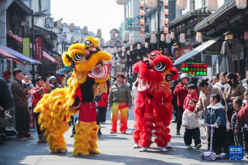 Παραδοσιακές λαϊκές δραστηριότητες οργανώνονται στην αρχαία πόλη Σοουτσάνγκ για την υποδοχή του νέου σεληνιακού έτους
