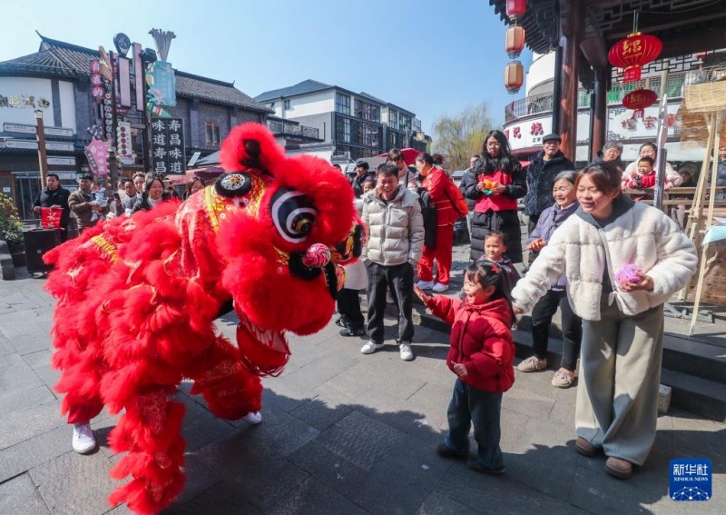 Παραδοσιακές λαϊκές δραστηριότητες οργανώνονται στην αρχαία πόλη Σοουτσάνγκ για την υποδοχή του νέου σεληνιακού έτους