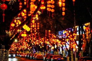 Φαναράκια είναι κρεμασμένα για τον εορτασμό του επερχόμενου Φεστιβάλ της Άνοιξης στο Πεκίνο