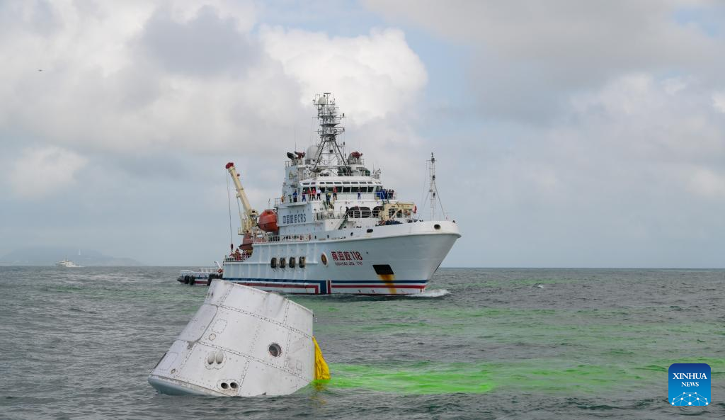 Αυτή η φωτογραφία, που τραβήχτηκε στις 11 Φεβρουαρίου του 2026, δείχνει την κάψουλα επιστροφής του επανδρωμένου διαστημοπλοίου νέας γενιάς Mengzhou της Κίνας στην προκαθορισμένη θαλάσσια περιοχή κατά τη διάρκεια μιας δοκιμαστικής πτήσης. (Φωτογραφία / Xinhua)