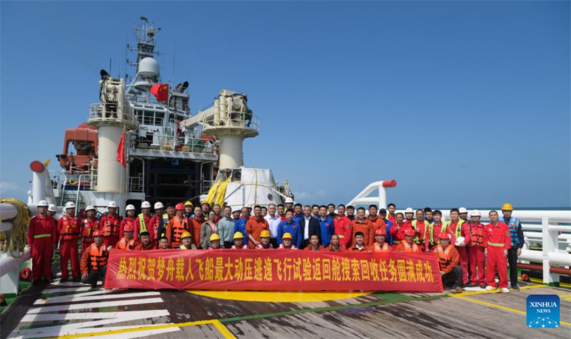 Τα μέλη του προσωπικού ποζάρουν για μια ομαδική φωτογραφία μετά την ανάκτηση της κάψουλας επιστροφής του επανδρωμένου διαστημοπλοίου νέας γενιάς Mengzhou της Κίνας στις 11 Φεβρουαρίου του 2026. (Φωτογραφία / Xinhua)