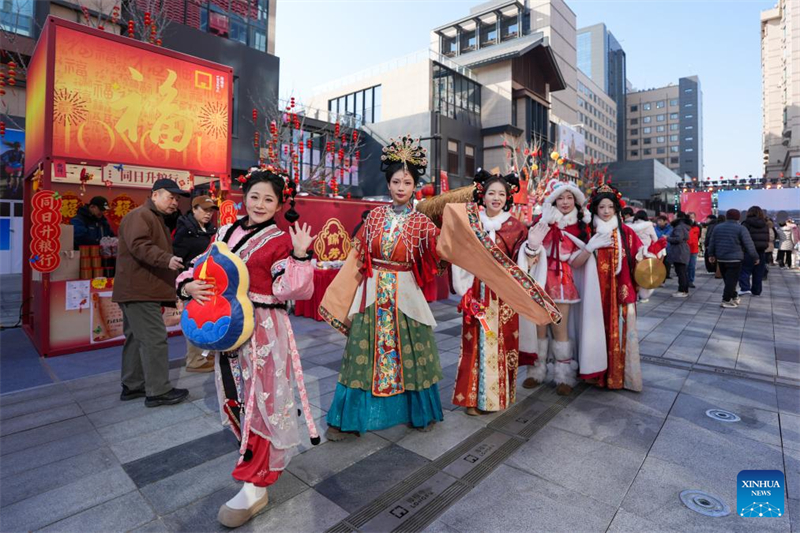 Εορταστική έκθεση που διοργανώθηκε για τον εορτασμό της επερχόμενης Εορτής της Άνοιξης στην εμπορική περιοχή Λονγκφούσι στο Πεκίνο