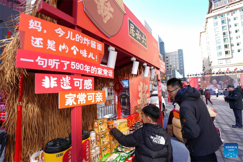 Εορταστική έκθεση που διοργανώθηκε για τον εορτασμό της επερχόμενης Εορτής της Άνοιξης στην εμπορική περιοχή Λονγκφούσι στο Πεκίνο