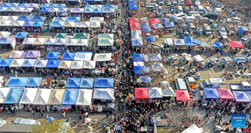 Αγορές σε όλη την Κίνα σφύζουν από κόσμο καθώς οι άνθρωποι προετοιμάζονται για το επερχόμενο Φεστιβάλ της Άνοιξης
