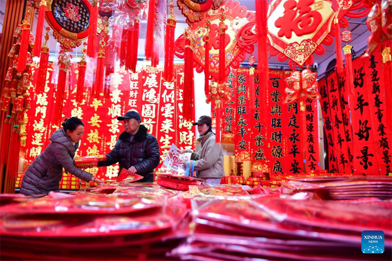 Αγορές σε όλη την Κίνα σφύζουν από κόσμο καθώς οι άνθρωποι προετοιμάζονται για το επερχόμενο Φεστιβάλ της Άνοιξης