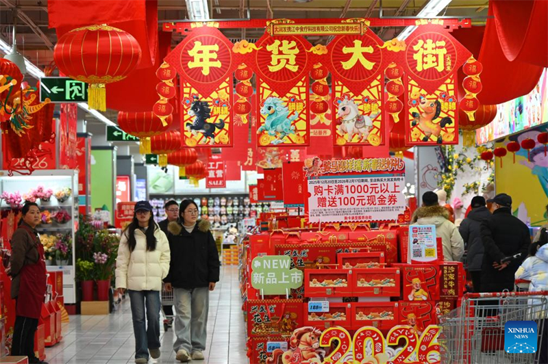 Αγορές σε όλη την Κίνα σφύζουν από κόσμο καθώς οι άνθρωποι προετοιμάζονται για το επερχόμενο Φεστιβάλ της Άνοιξης