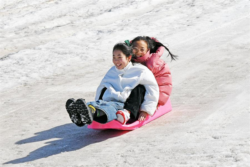 Δραστηριότητες με πάγο και χιόνι σε άνθηση κατά τη διάρκεια των εορτών του Φεστιβάλ της Άνοιξης