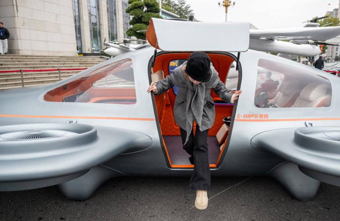 Ηλεκτρικά αεροσκάφη κάθετης απογείωσης και προσγείωσης και ανθρωποειδή ρομπότ κάνουν το ντεμπούτο τους στην πόλη Γουχάν