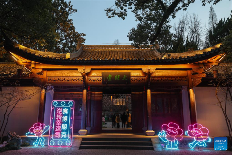 Τουρίστες απολαμβάνουν τα άνθη δαμασκηνιάς στην περιοχή φυσικού κάλλους Τσαοσάν στο Χανγκτζόου της Τζετζιάνγκ της ανατολικής επαρχίας Κίνας. Η περιοχή Τσαοσάν ξεκίνησε μια ειδική νυχτερινή εκδήλωση περιήγησης ανάμεσα στις φωτισμένες δαμασκηνιές. (Xinhua/Xu Yu)