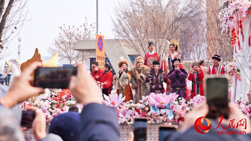 Η άυλη πολιτιστική κληρονομιά «ζωντανεύει» τα εορταστικά έθιμα της Πρωτοχρονιάς! Η παρέλαση Σέχουο στην πόλη Ουρούμτσι ξαναχτυπά το γκονγκ της έναρξης