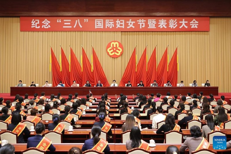 Η Ομοσπονδία Γυναικών όλης της Κίνας (ACWF) διοργάνωσε σύσκεψη για να σηματοδοτήσει την Παγκόσμια Ημέρα της Γυναίκας, που γιορτάζεται στις 8 Μαρτίου, και για να τιμήσει εξέχοντα γυναικεία πρότυπα σε όλη τη χώρα, στο Πεκίνο, πρωτεύουσα της Κίνας, στις 2 Μαρτίου 2026.